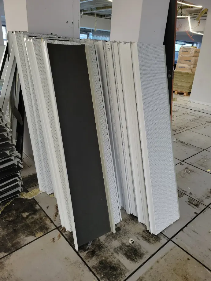 Faux plafond lame acier perforé